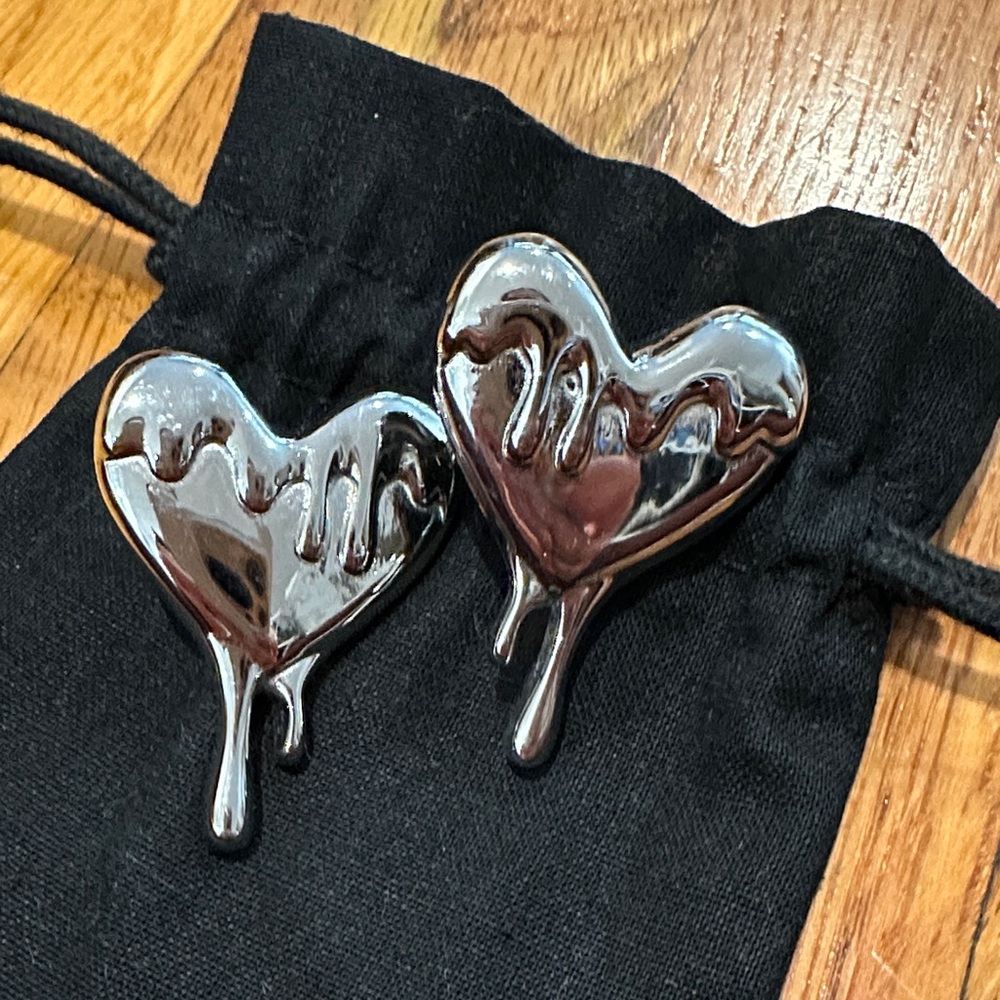 Heart drip NWOT earring